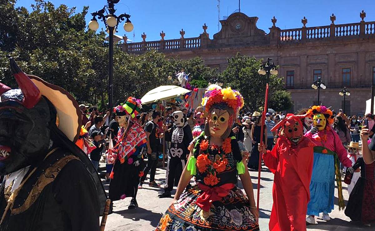 Deleita caravana “Alegoría de Día de Muertos” del IPBA a visitantes del centro histórico de San Luis