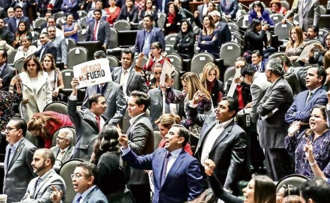 Diputados gritaron y se pronunciaron desordenadamente, tras las discusiones en lo particular para aprobar el dictamen que retira el fuero constitucional a servidores públicos. Foto: GERMÁN ESPINOSA. EL UNIVERSAL