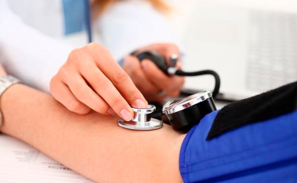 Llama IMSS atender a tiempo hipertensión para prevenir infartos