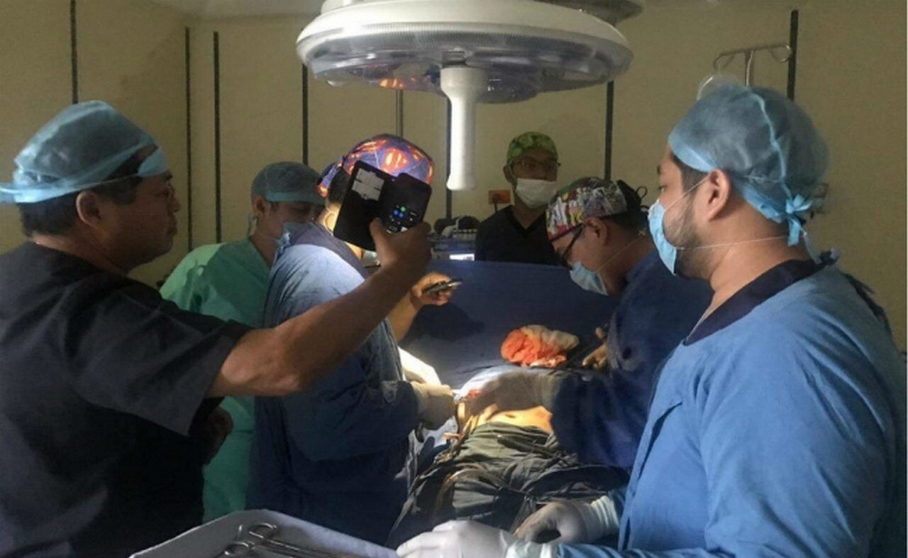 Un grupo de médicos realizó una cirugía con luz de teléfonos celulares en el Hospital del Alta Especialidad “Gustavo A. Rovirosa”. Foto: Cortesía de @M_PoliticosTab
