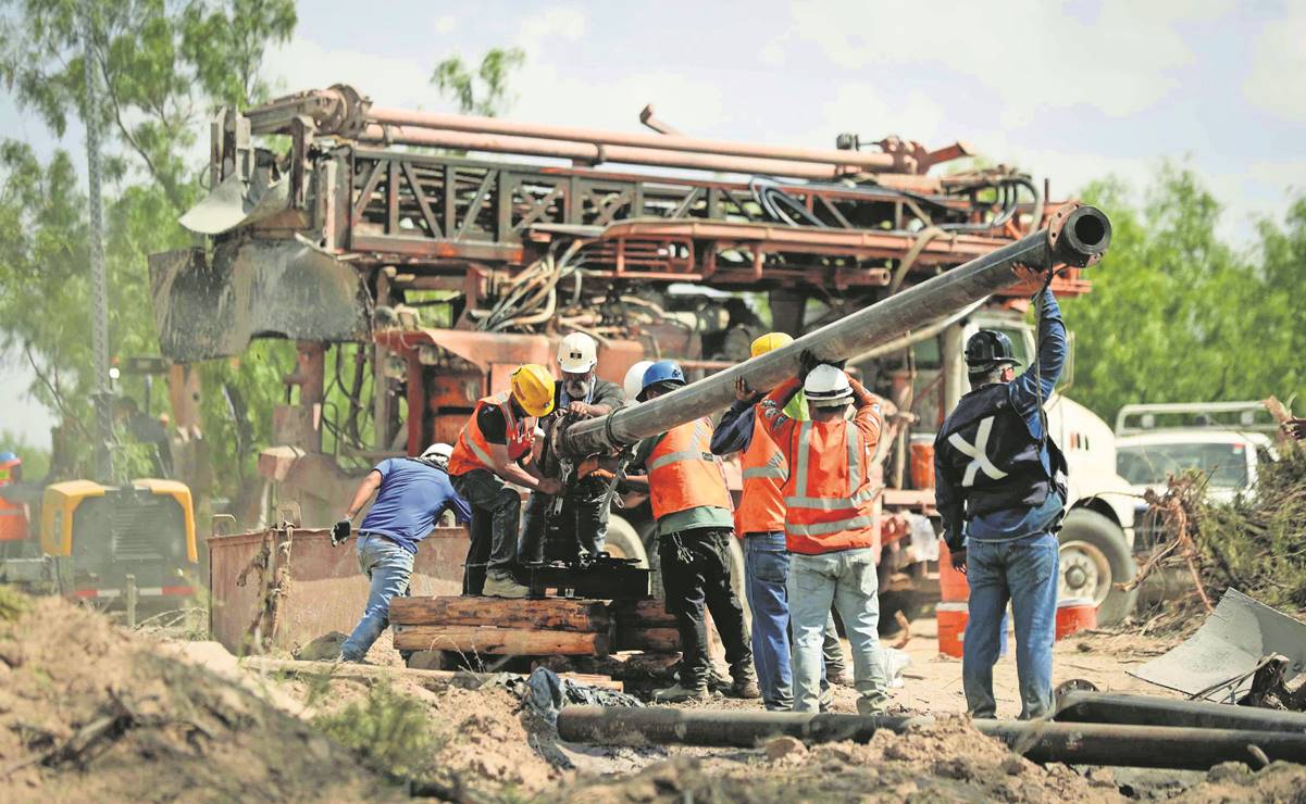 Las familias de la comunidad de La Agujita, municipio de Sabinas, viven la desesperación de no poder rescatar a los 10 mineros atrapados desde el miércoles. Foto: Diego Simón/EL UNIVERSAL