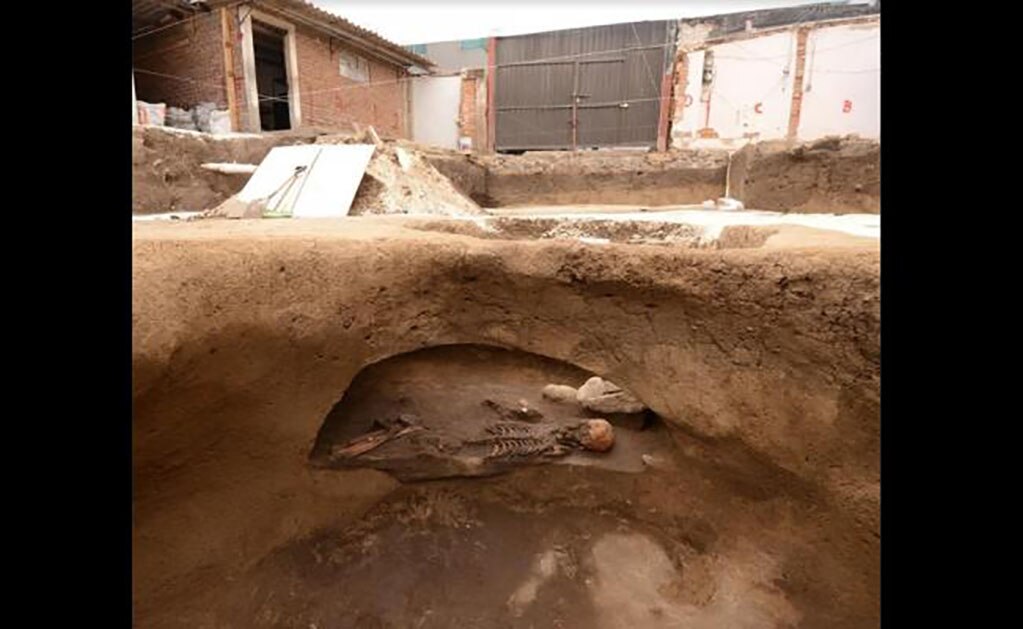 Descubren en la CDMX 26 fosas prehispánicas de más de 2 mil 500 años