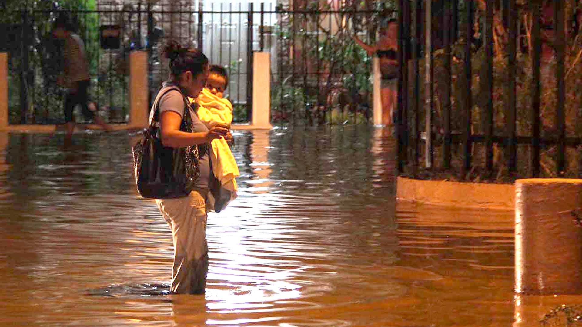 Inundaciones en viviendas generan riesgos a la salud de familias