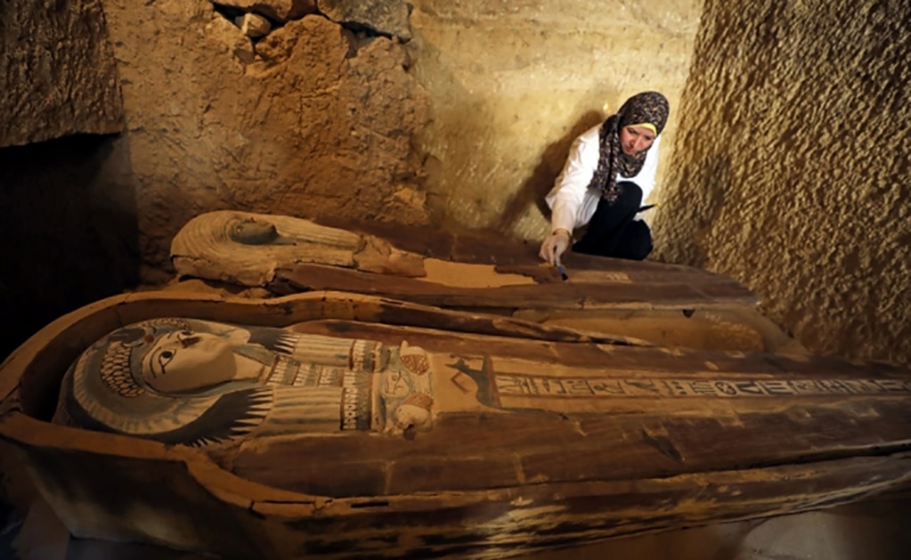 Encuentran tres nuevas tumbas bajo la sombra de las pirámides de Giza