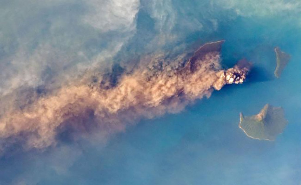 En diciembre de 2018, la NASA tomó esta imagen desde el espacio del volcán Anak Krakatau, en erupción de ceniza volcánica y vapor sobre las aguas del estrecho de Sonda. FOTO: EFE