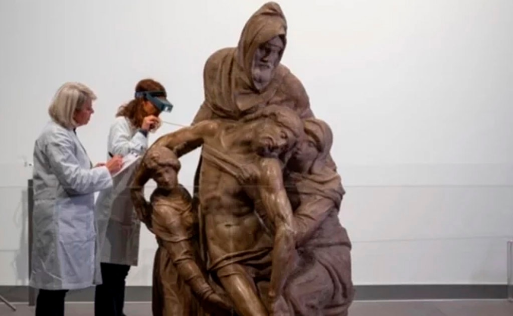 Restauran obra de Miguel Ángel en público