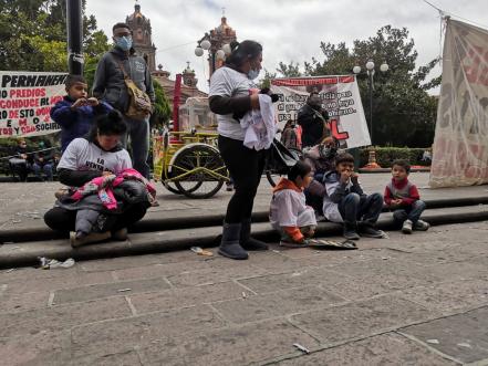Vendedores de pirotecnia protestan frente al Palacio de Gobierno de SLP