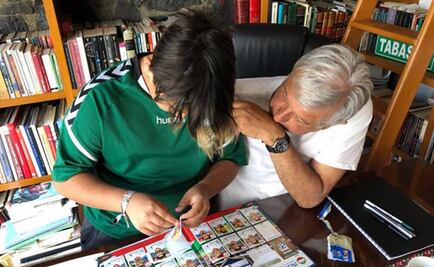 AMLO ayuda a su hijo a llenar su álbum Panini del Mundial