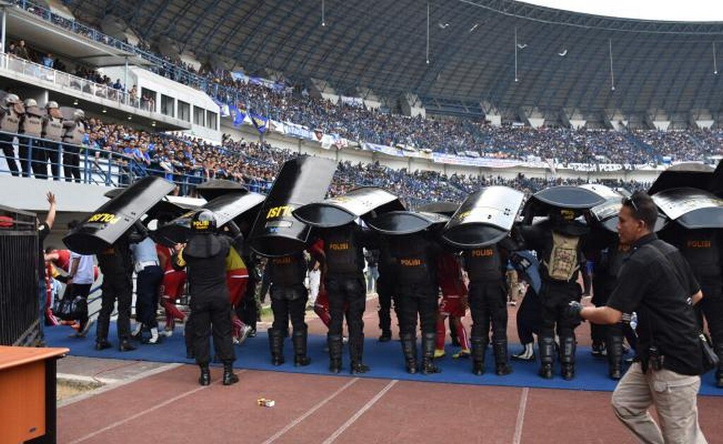 Suspenden liga de Indonesia por la muerte de un hincha