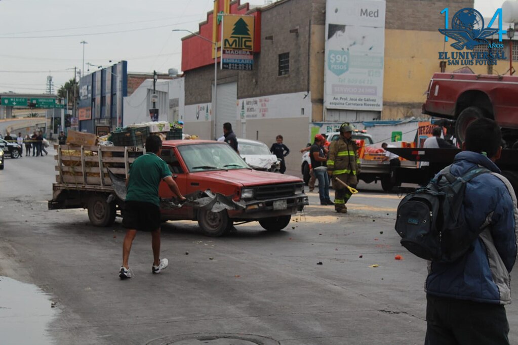 Choque con prensados en avenida Universidad 