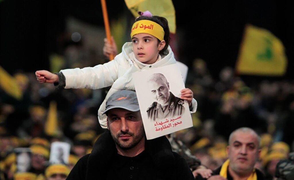 Miles de personas acuden a funeral del general iraní Qasem Soleimani