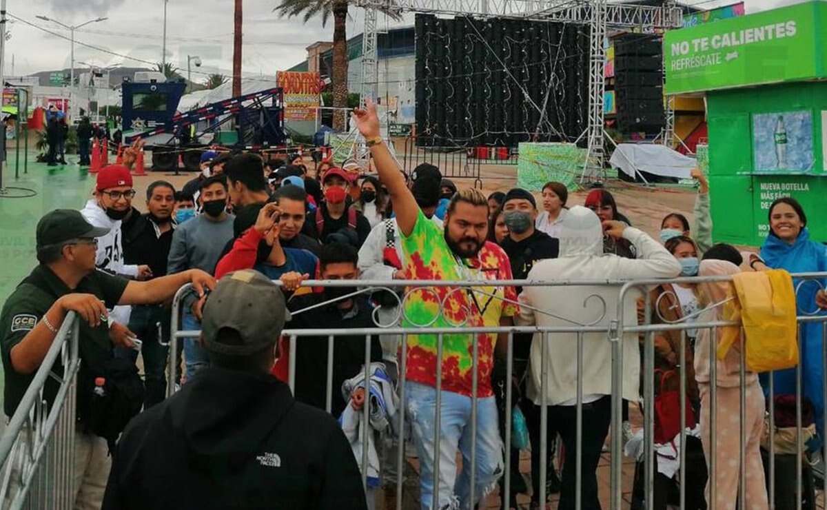 FOTOS. Fans forman largas filas en la Fenapo para ver a J Balvin