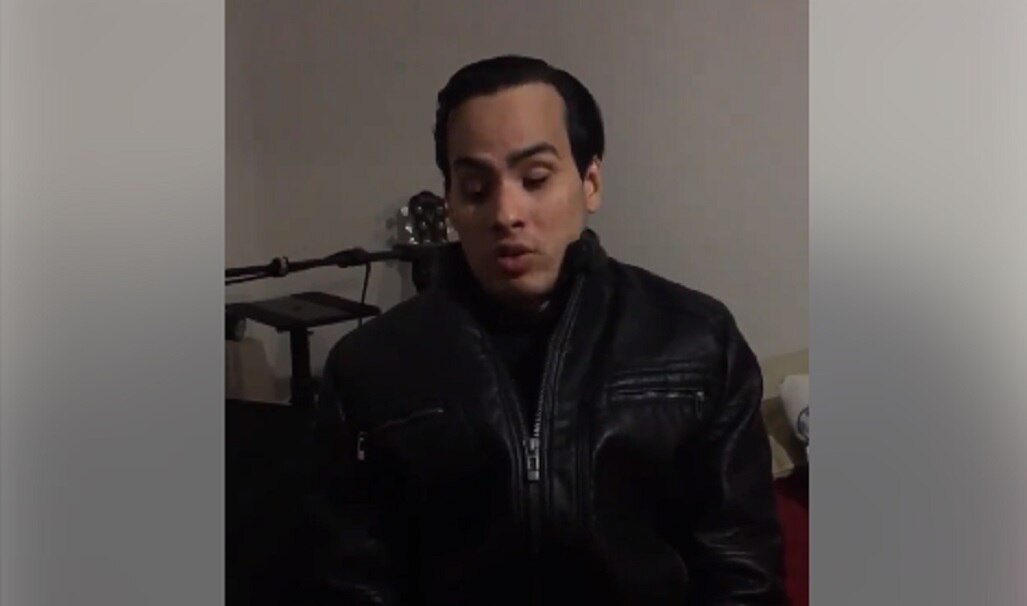 Niegan la entrada a un restaurante a un joven acompañado de perro guía