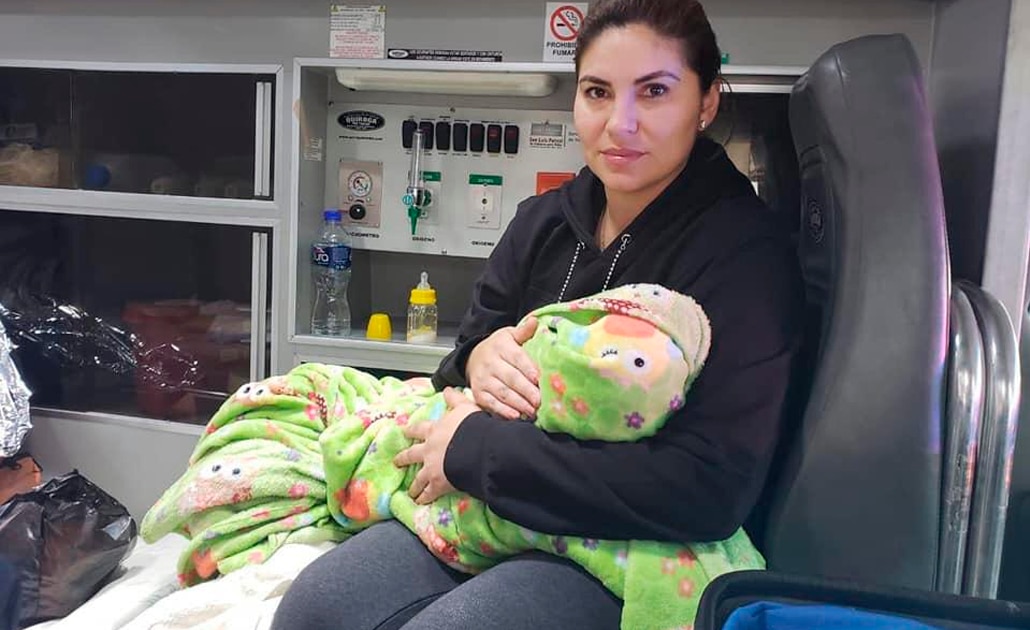 Abandonan a recién nacida en camioneta