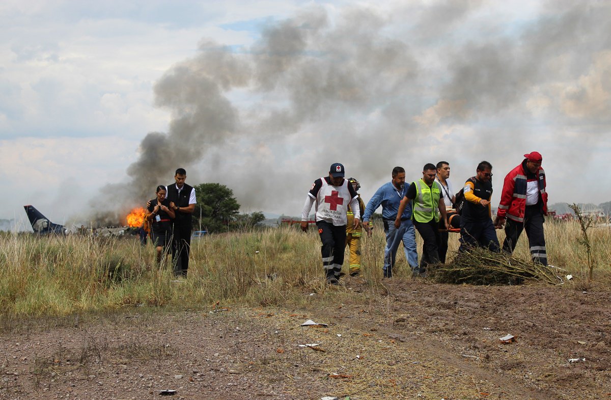 Un avión se desplomó ayer después de despegar del Aeropuerto Internacional Guadalupe Victoria. A bordo viajaban 99 pasajeros (entre ellos 9 menores y 2 infantes) y cuatro miembros de la tripulación (FOTOS: AP, AFP Y REUTERS)
