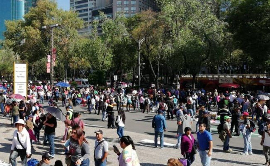 Marchan maestros de la CNTE en Reforma; advierten sobre presencia de Morena