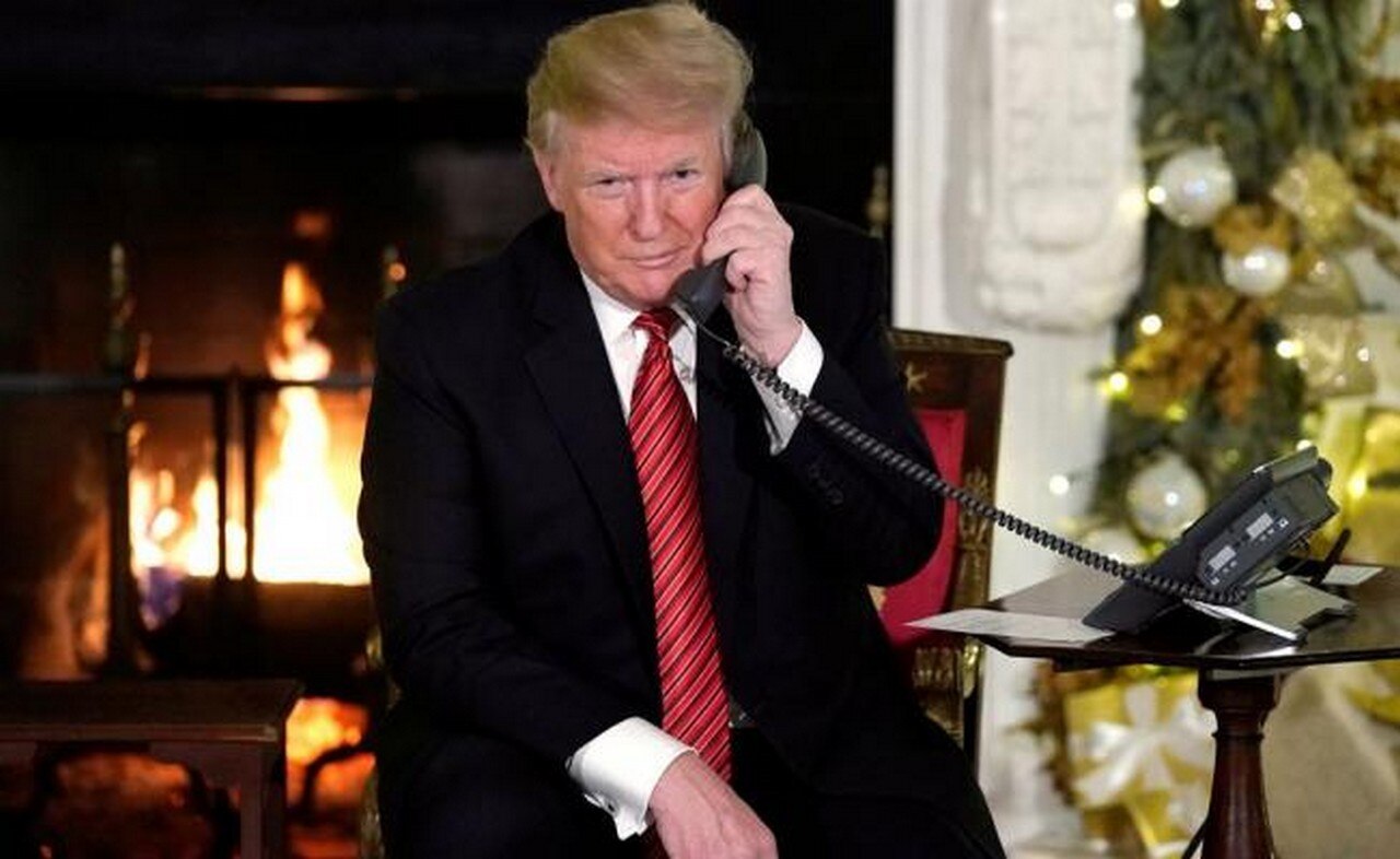 El presidente de Estados Unidos, Donald Trump, habla por teléfono durante Navidad (Foto: Reuters)