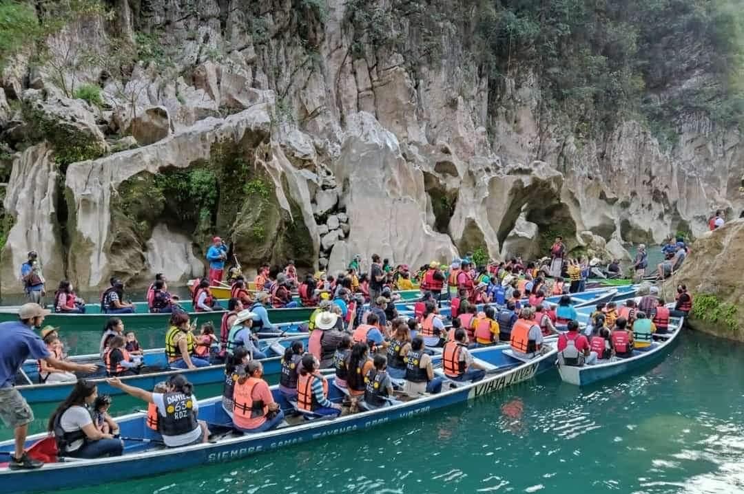 Lancheros de Aquismón llevan a Virgen de la Candelaria para bendecir cascada de Tamul