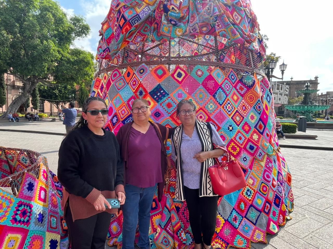 De izq. a der. las artesanas Eva González, Francisca Moreno y Guadalupe Reyes. Foto: Humberto Torres EL UNIVERSAL