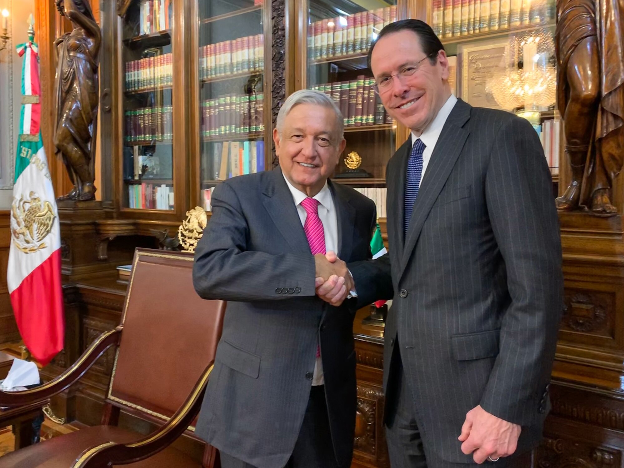 CEO de AT&T garantiza inversiones en México en reunión con AMLO