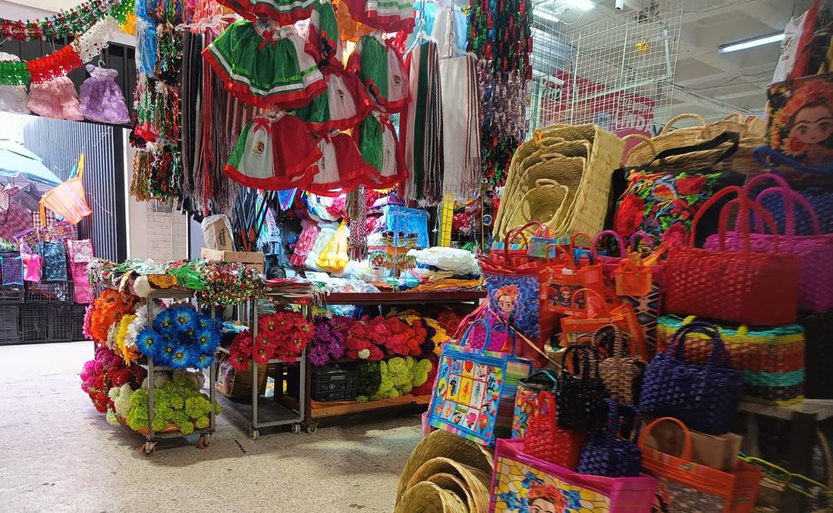 Locatarios se alistan para la temporada de fiestas que inicia en septiembre con los festejos patrios. Foto: Jazmín Ramírez EL UNIVERSAL