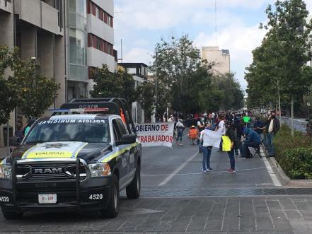 Trabajadores del SITTGE bloquean la Avenida Carranza en SLP