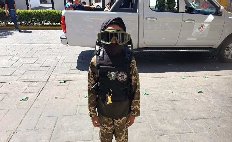 Alan, el pequeño soldado que saludó a cada militar durante el desfile en SLP