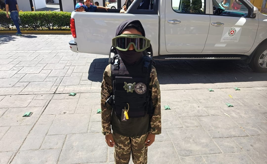 Con su pequeño uniforme, Alan permanecía atento al paso de los contingentes. Foto: Jazmín Ramírez