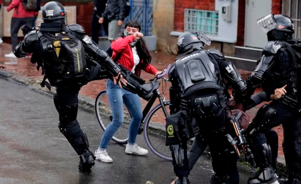 Brutal agresión de un elemento antidisturbios a una joven en Colombia