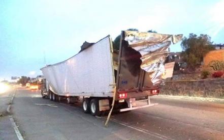 Tráiler se impacta en río Santiago; deja daños materiales