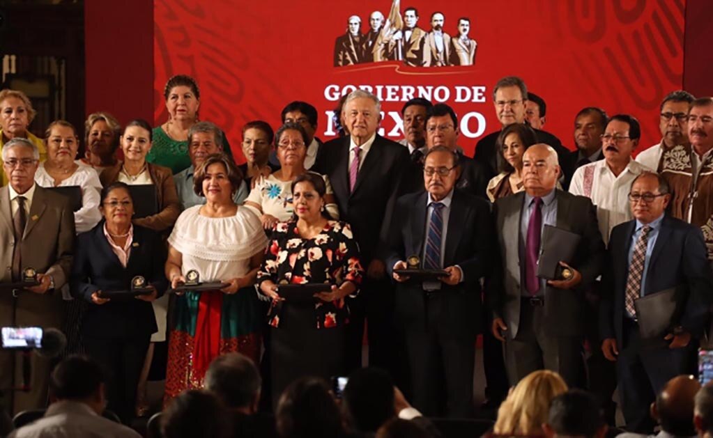 López Obrador entrega reconocimientos a 33 profesores distinguidos