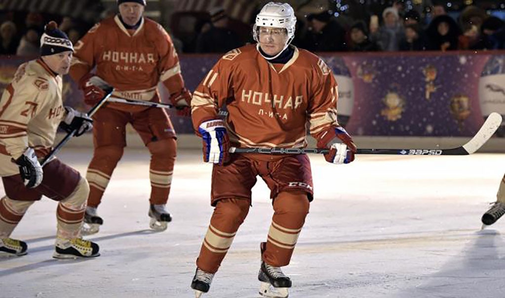Putin celebra Navidad con juego de hockey en la Plaza Roja