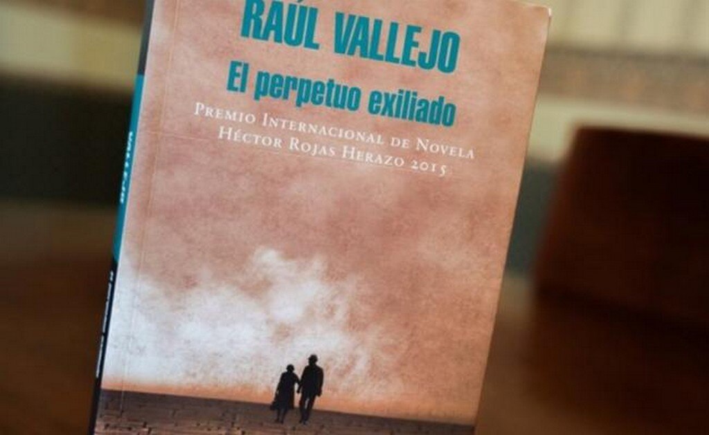  El escritor Raúl Vallejo gana el Premio RAE 2018