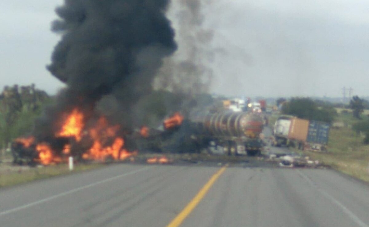 Pipa cargada con gas LP choca con un tráiler en la San Luis-Lagos de Moreno; hay 1 muerto