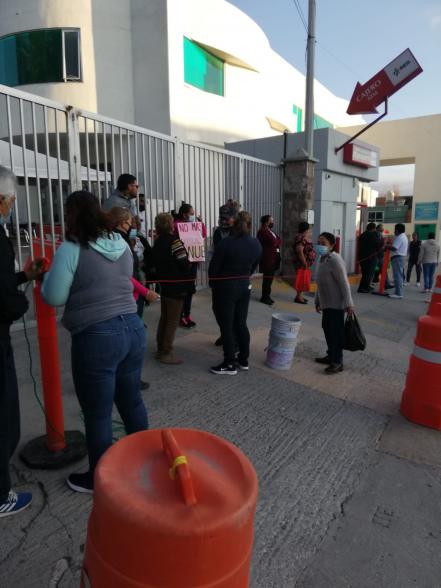 Vecinos de 5 colonias de capital de SLP toman las oficinas de Interapas