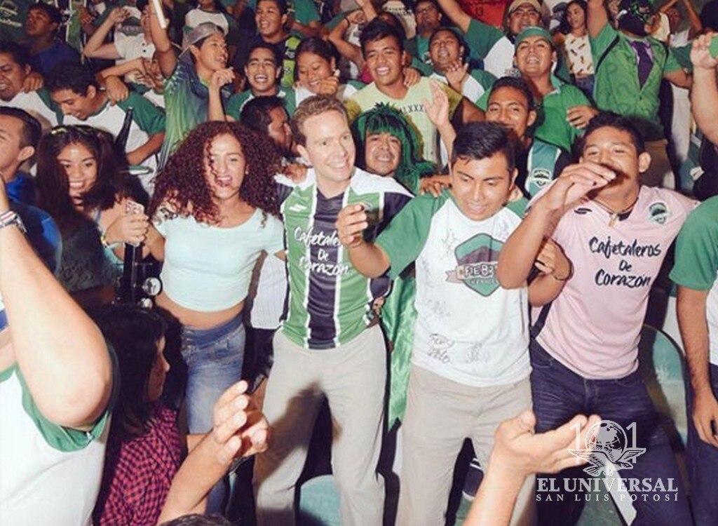 El gobernador que narra futbol