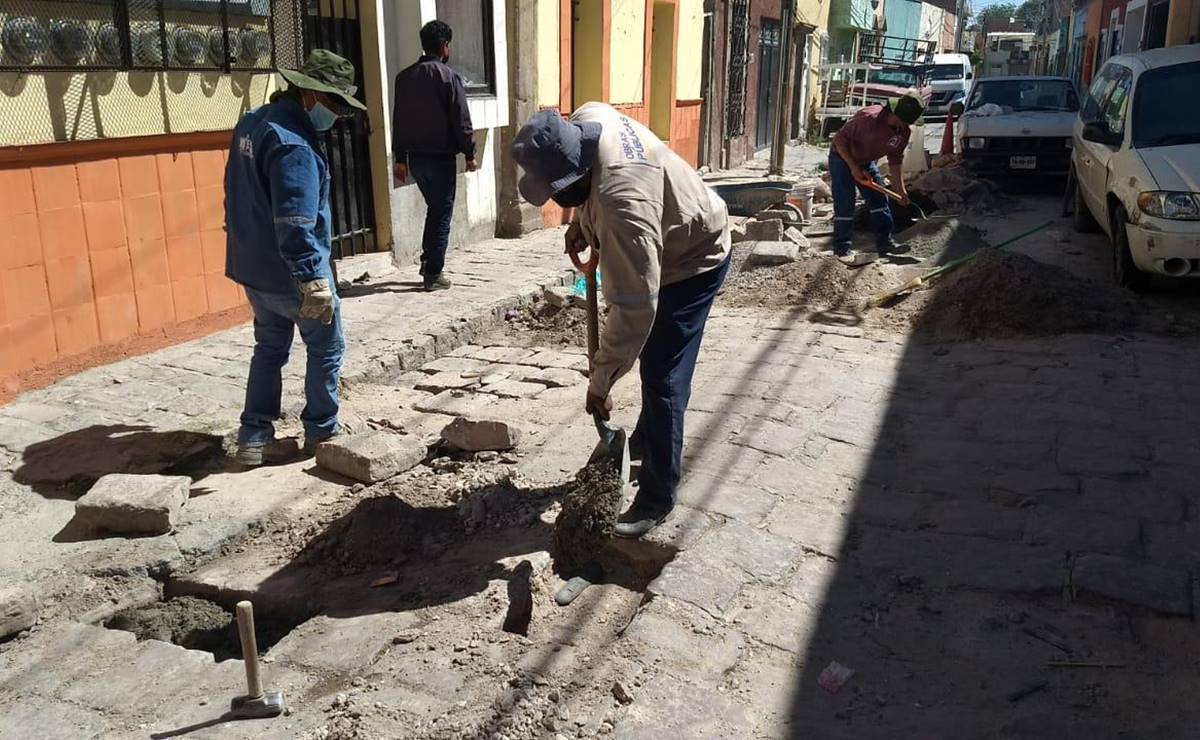 Rehabilitan vialidades para ruta de la Procesión del Silencio en el centro histórico de SLP