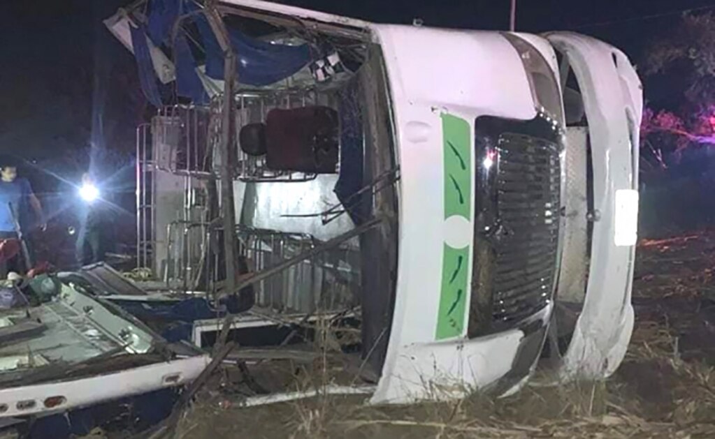 Cae camión a barranco en Hidalgo; fallece una mujer y hay 36 heridos