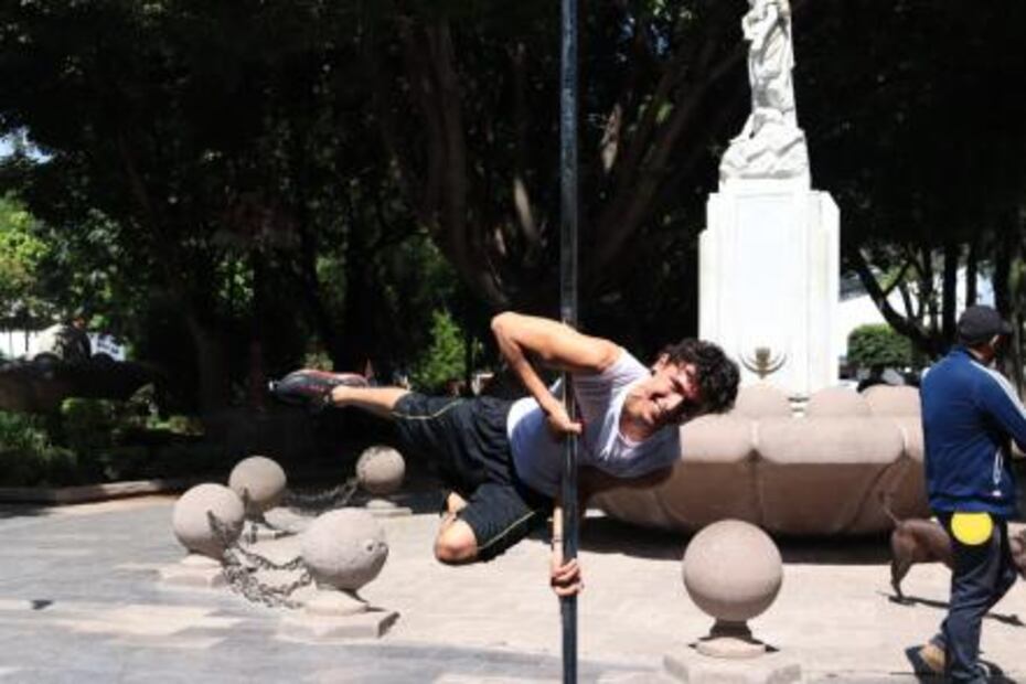 FOTOS. Pole dancers "toman" calles de SLP para realizar muestra en Día Nacional del Pole Urbano