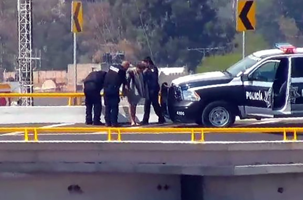 Policías municipales auxilian a un hombre en distribuidor Juárez