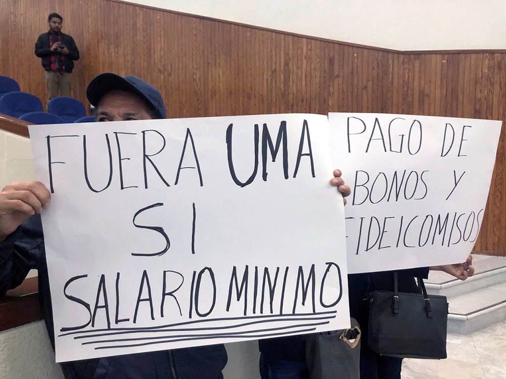 Maestros jubilados se manifiestan en Congreso; piden pago de bono navideño