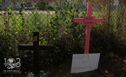 Colocan cruz en honor a Mitzi