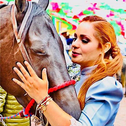 FOTOS. Con semblante triste, la "gorda Tomasa", yegua favorita de Erika Briones, le da último adiós