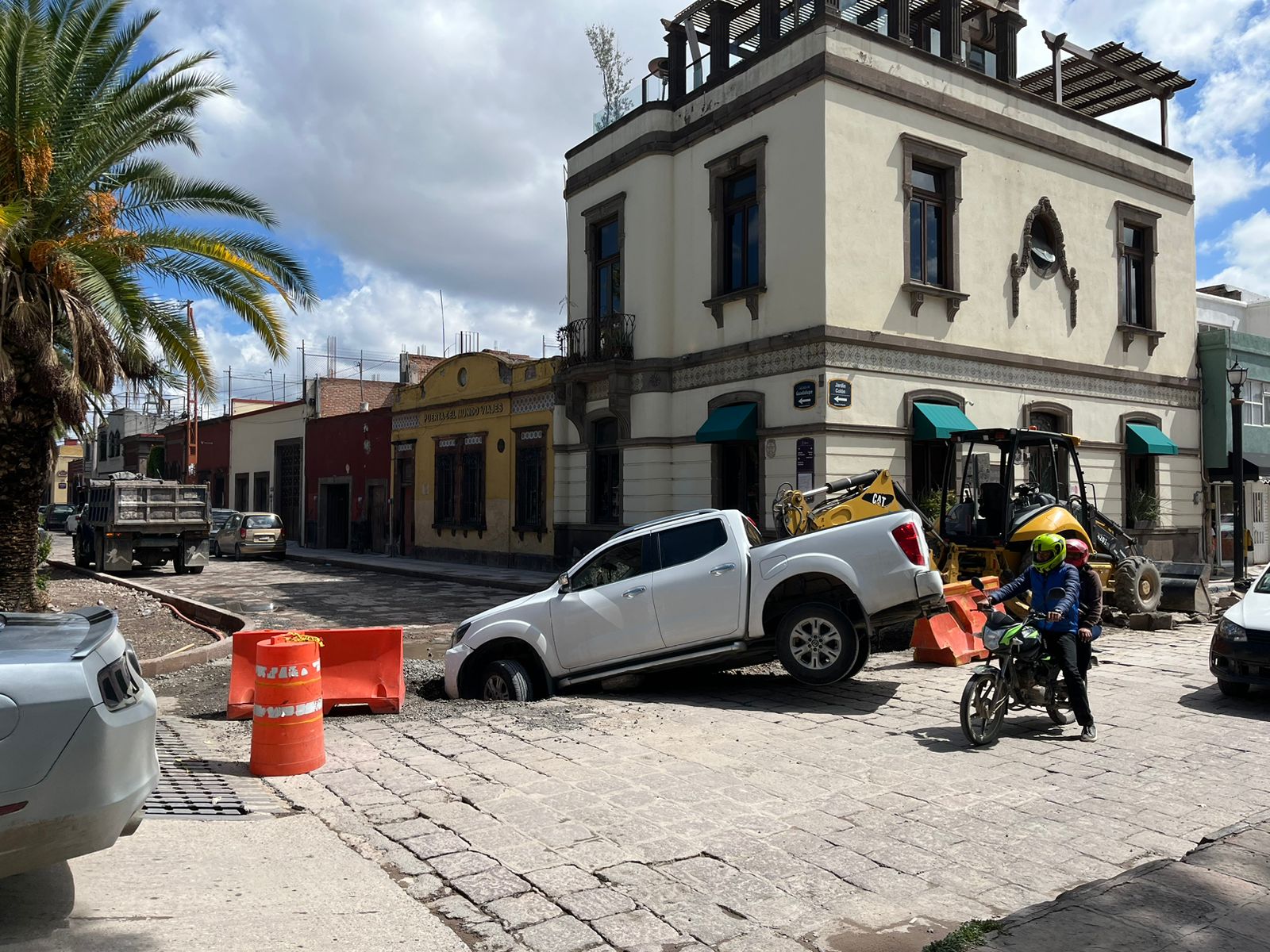 Lluvias dejan al descubierto baches y hoyos en calles de la capital de SLP