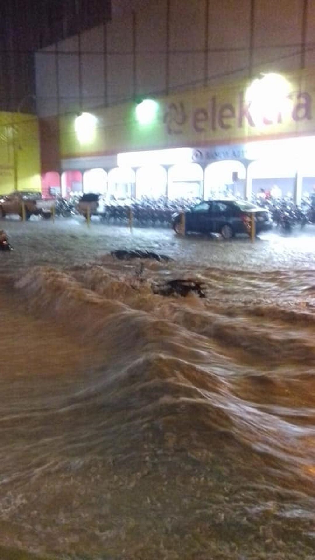 Cae otra tromba en Matehuala; autoridades activan operativo 