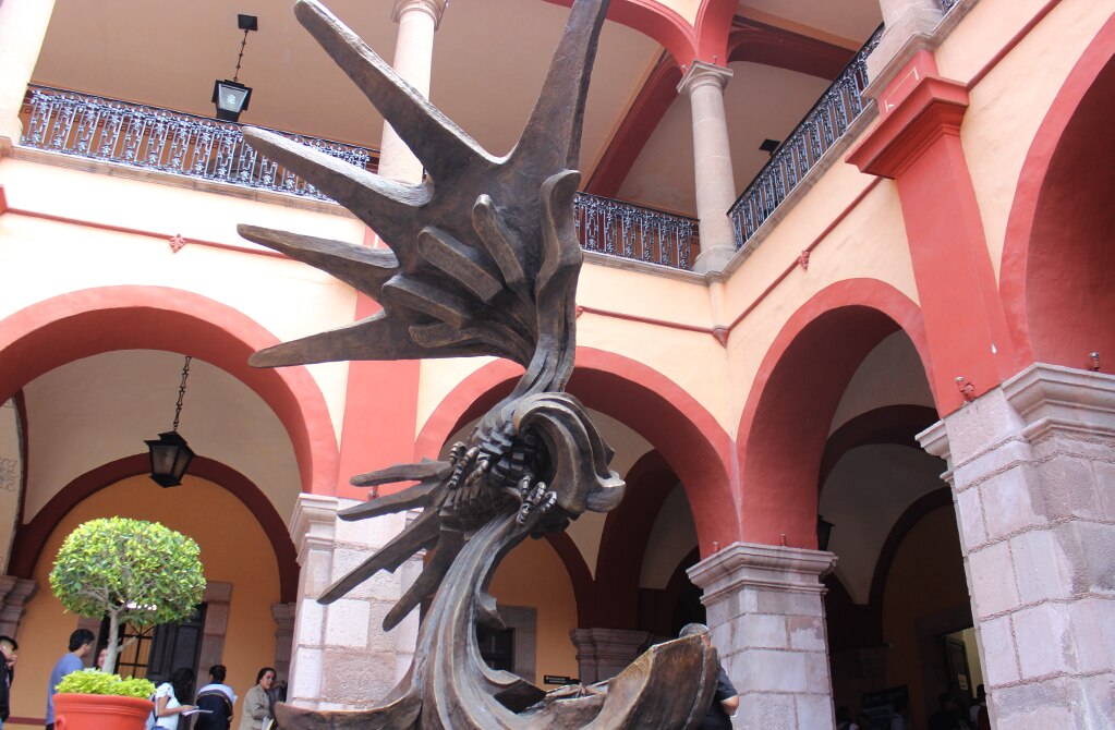 Escultor Juan Gorupo resalta valores universitarios en su obra