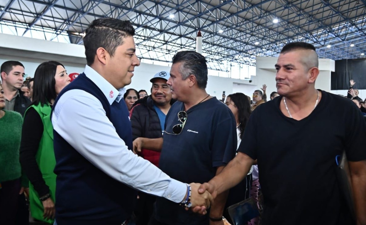 Ricardo Gallardo reconoce labor de taxistas potosinos y celebran posada