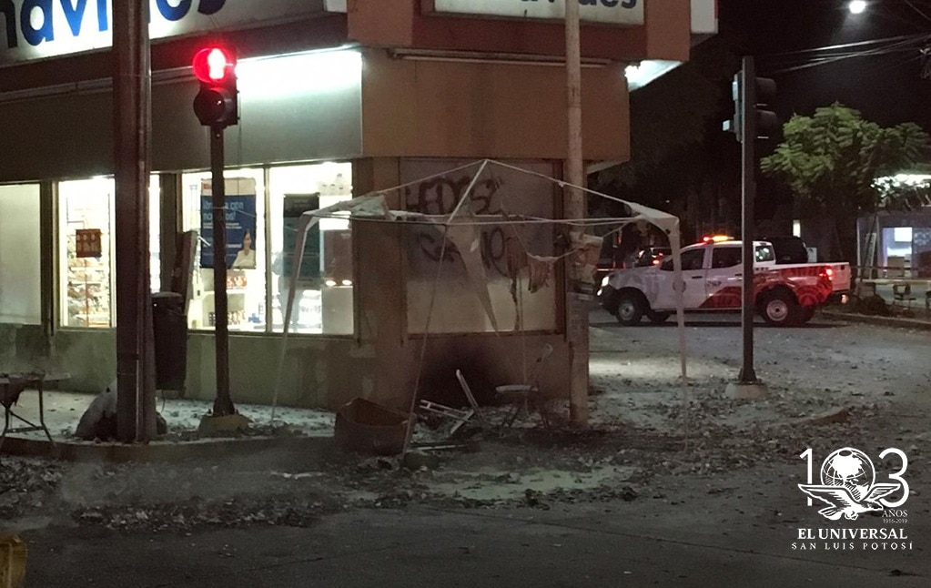 (GALERÍA) Se incendia puesto de pirotecnia 