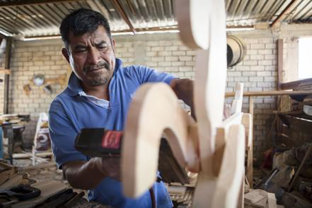Melquiades aprendió a elaborar juguetes de madera aproximadamente en 1997, con las enseñanzas de habitantes de Asunción Nochixtlán, quienes le compartieron su oficio. Fotos: MARIO ARTURO MARTÍNEZ