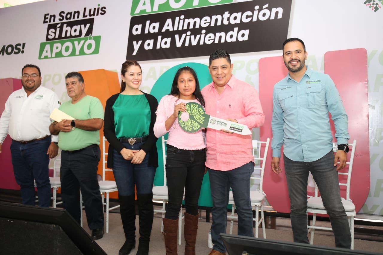 Entrega Ricardo Gallardo obras y becas alimentarias a mil 300 familias de Alaquines, SLP. Foto: Especial